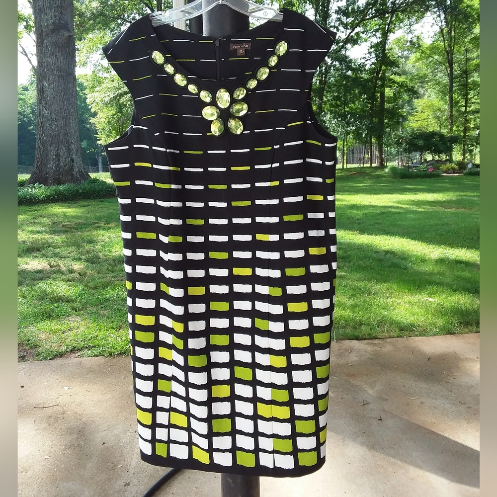 Voir Voir Stylish Black and Green Patterned Embellished Dress Size 18